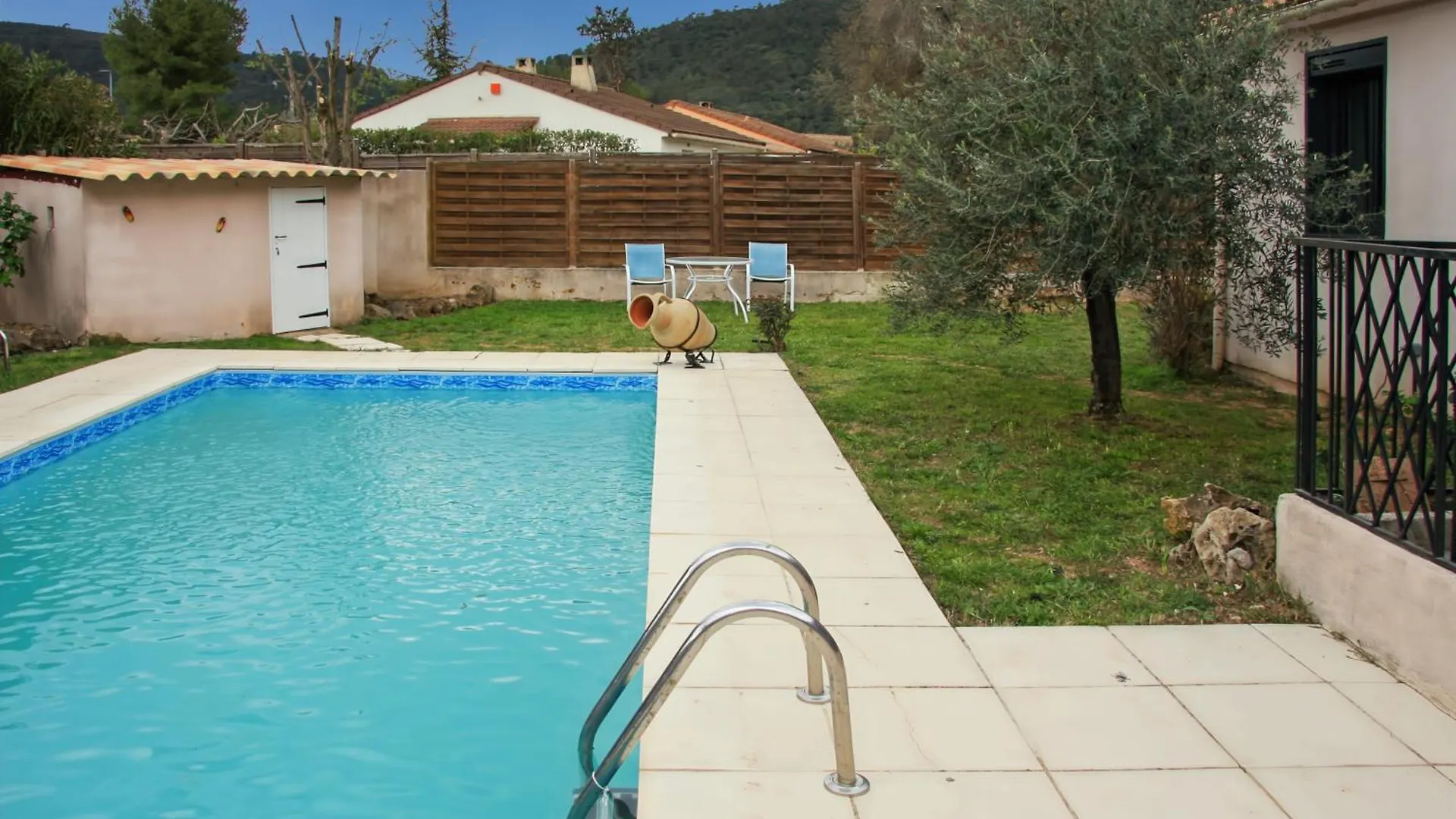 Maison Avec Piscine Au Calme La Roquebrussanne 0*,